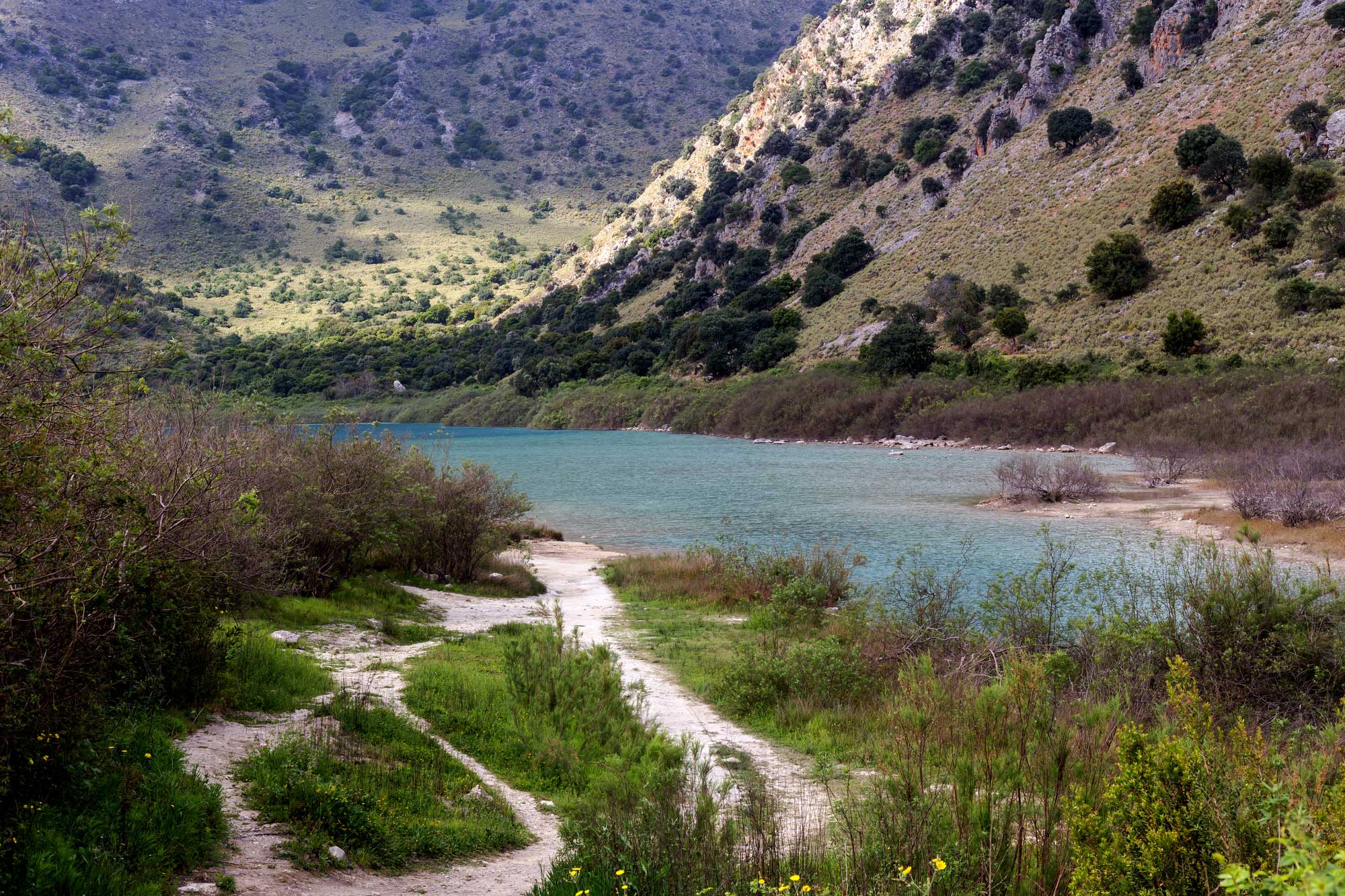 Limni Kourna hiking trails.